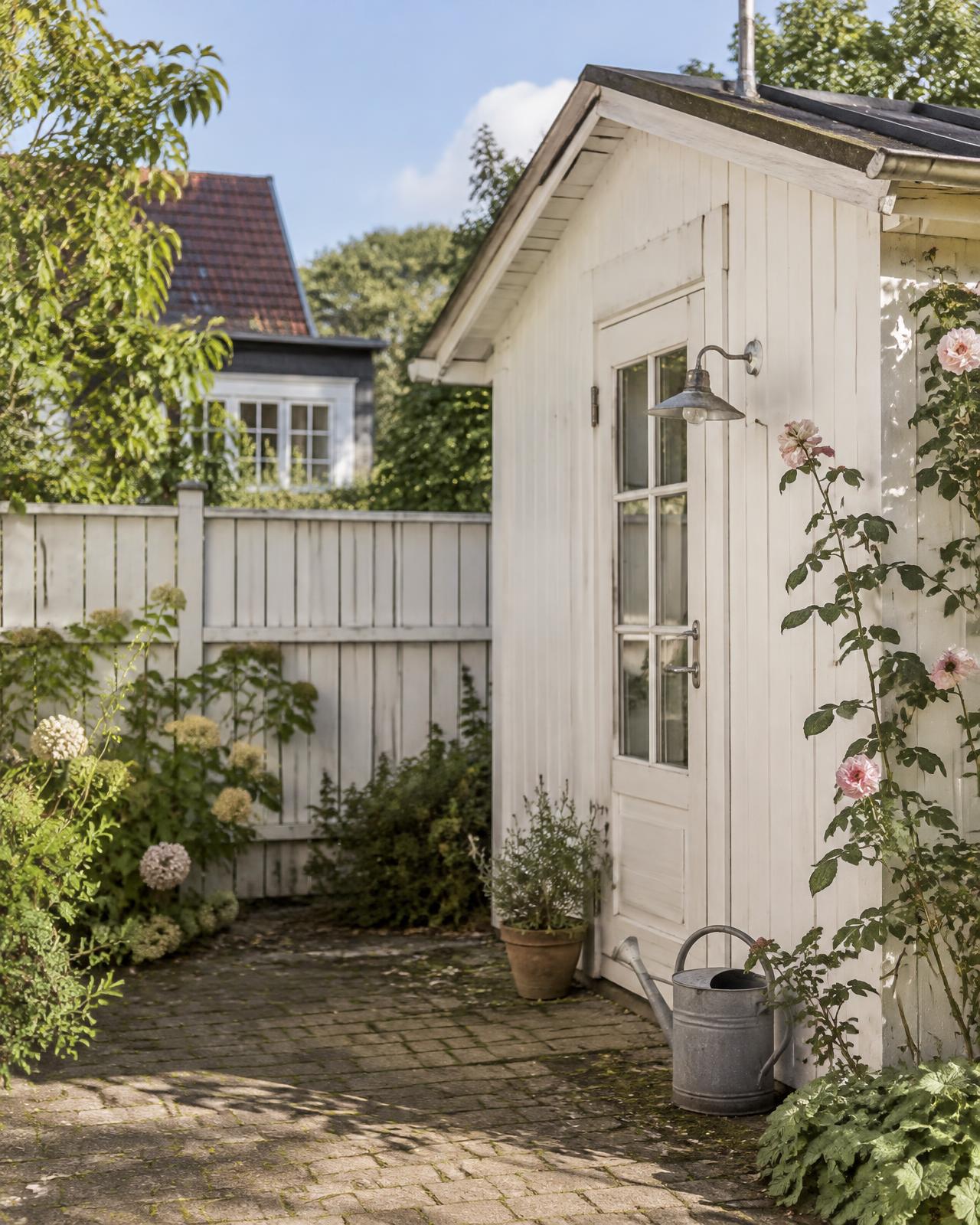 Sort træbeskyttelse på hegn og carport